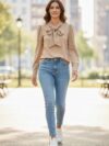 Blusa manga larga beige con corbata