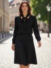 Blusa manga larga negra con corbata