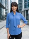 Blusa azul pastel manga 3/4 con corbata